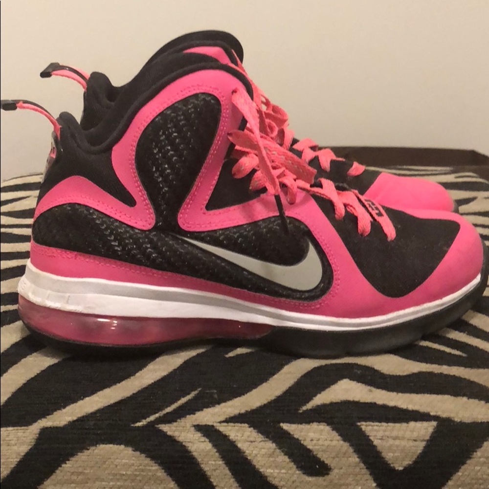 Grade school 5.5y pink lebrons